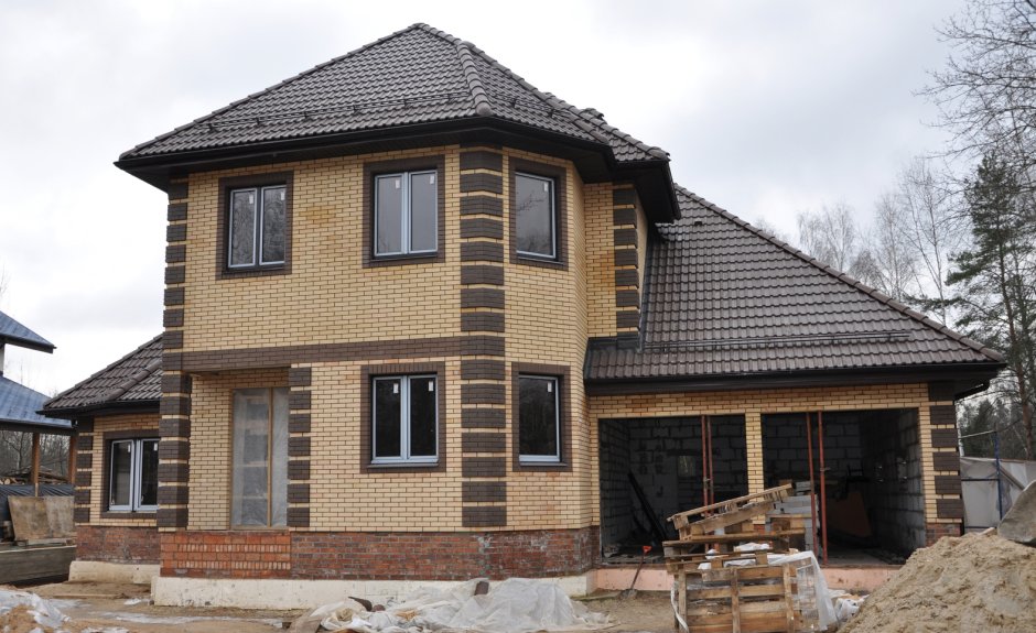 Двухэтажный дом с мансардой