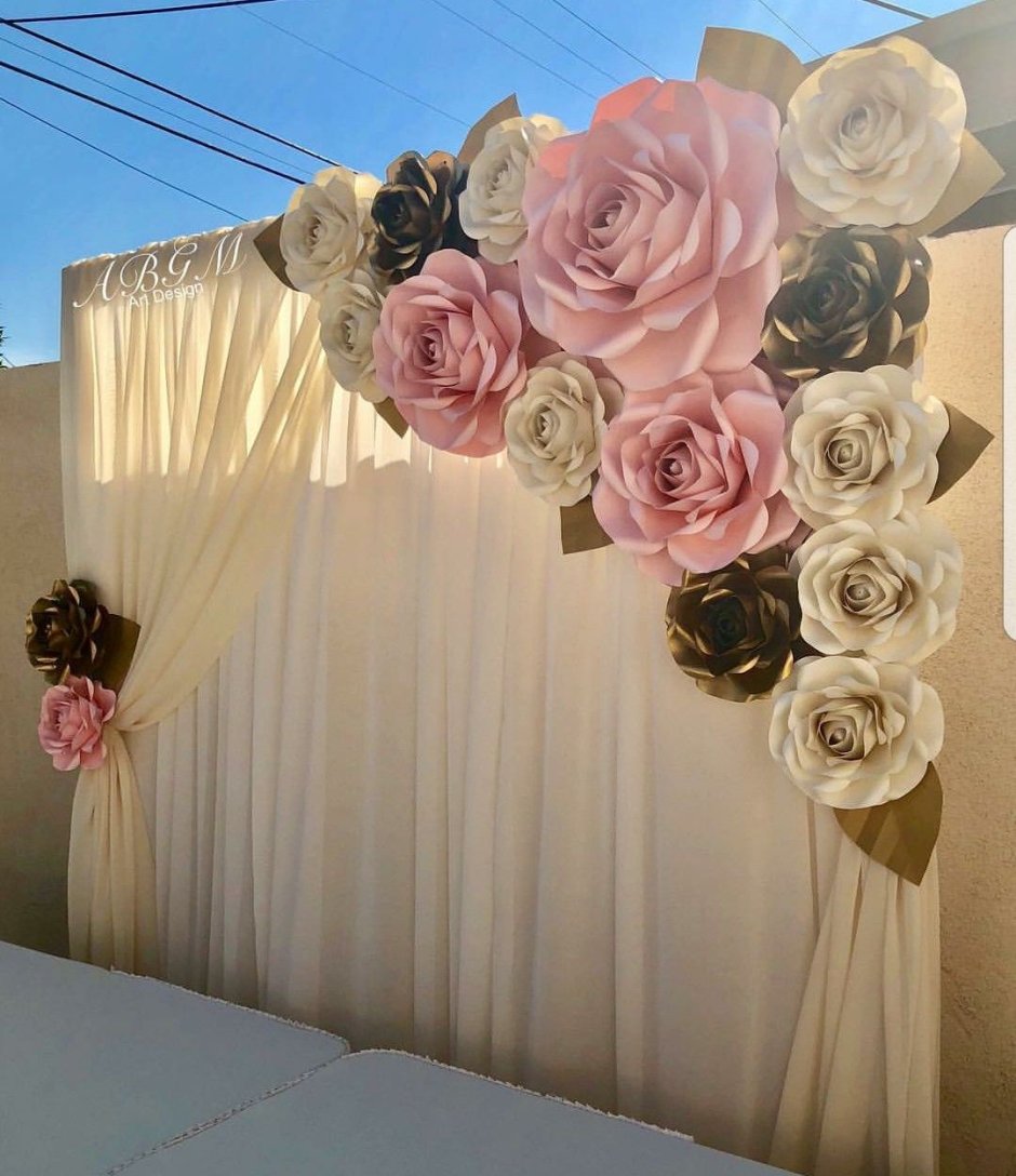 оформление зала цветами из гофрированной бумаги