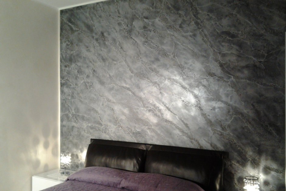 Фактурная штукатурка в спальне