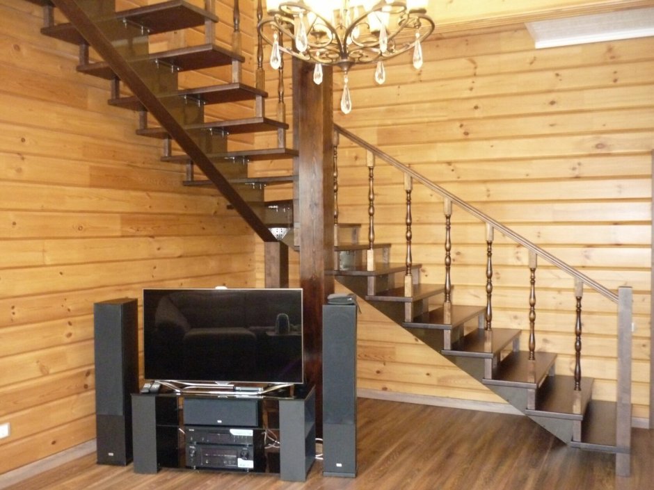 Металлическая лестница в деревянном доме