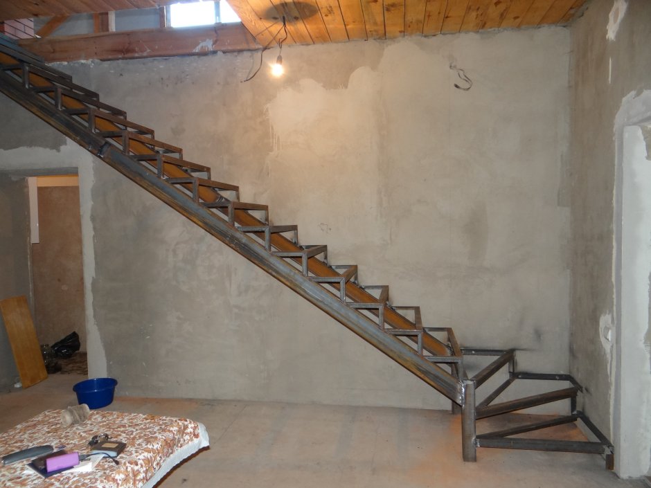 Каркас лестницы на 2 этаж из профильной трубы