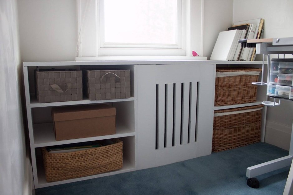 Экран на батарею с полочками