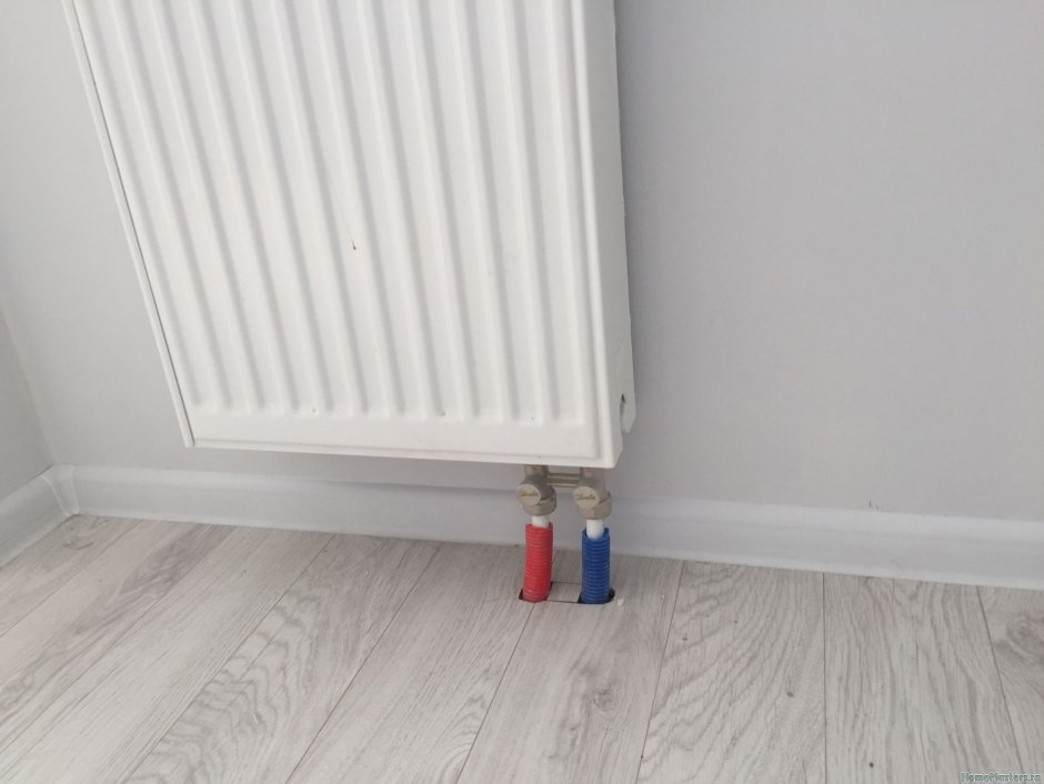 Трубы для батарей отопления в стене снизу