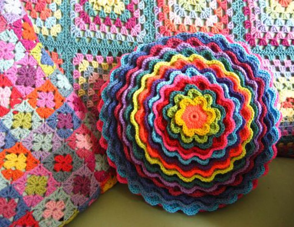 Подушка из остатков пряжи