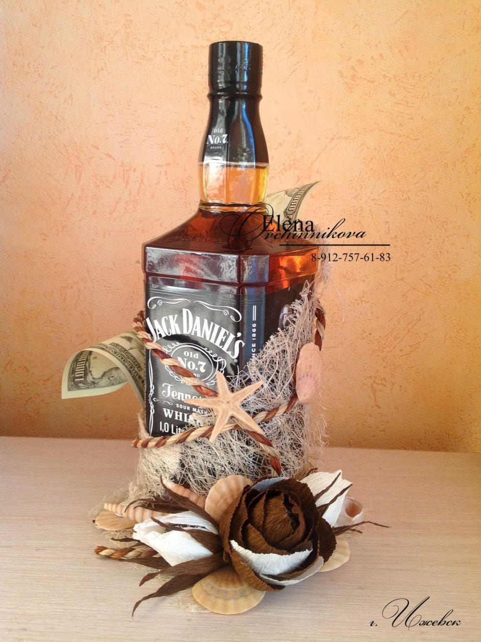Украшение бутылки коньяка