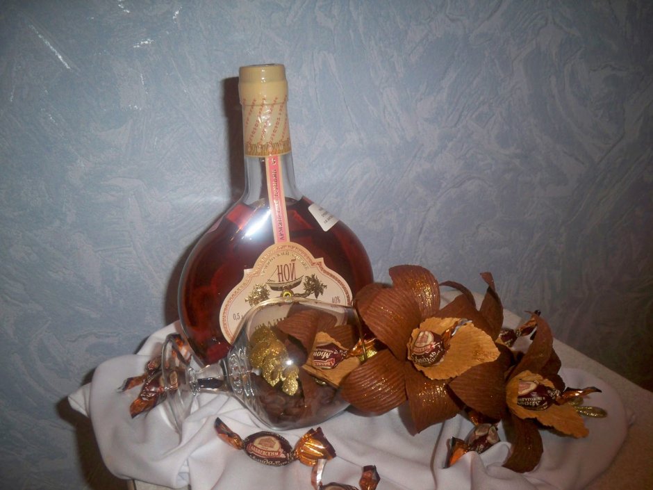 Украшение бутылки коньяка конфетами