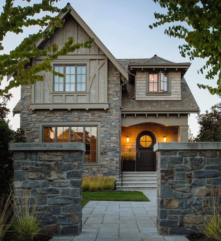 Дом в классическом стиле с гаражом