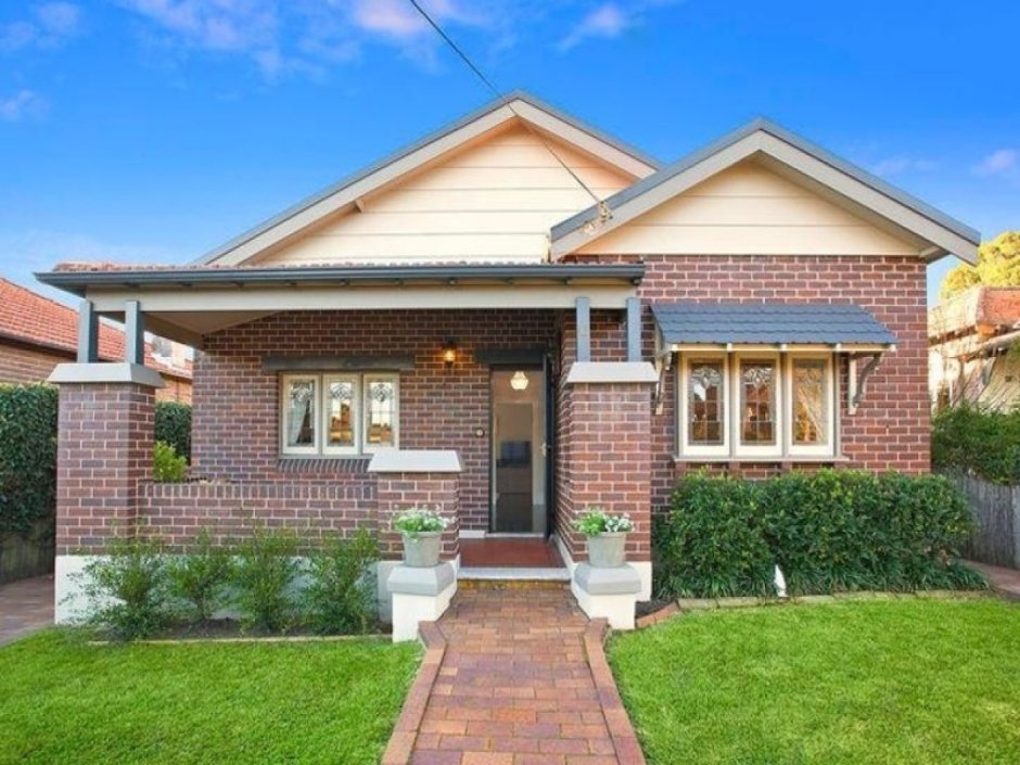 Двухэтажный дом с гаражом на две машины