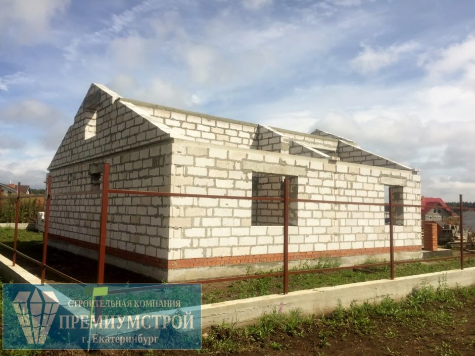 Одноэтажный дом из газобетона с двухскатной крышей