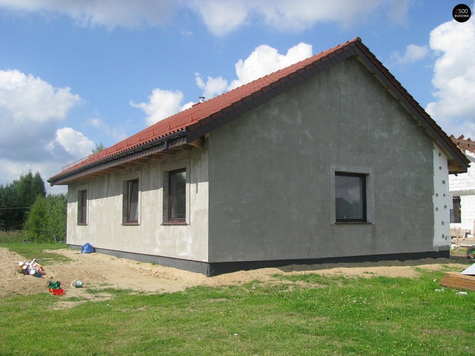 Одноэтажный дом из пеноблоков с двухскатной крышей