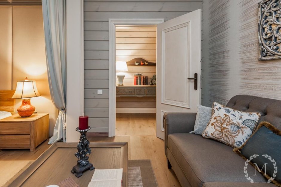 Двери в интерьере деревянного дома