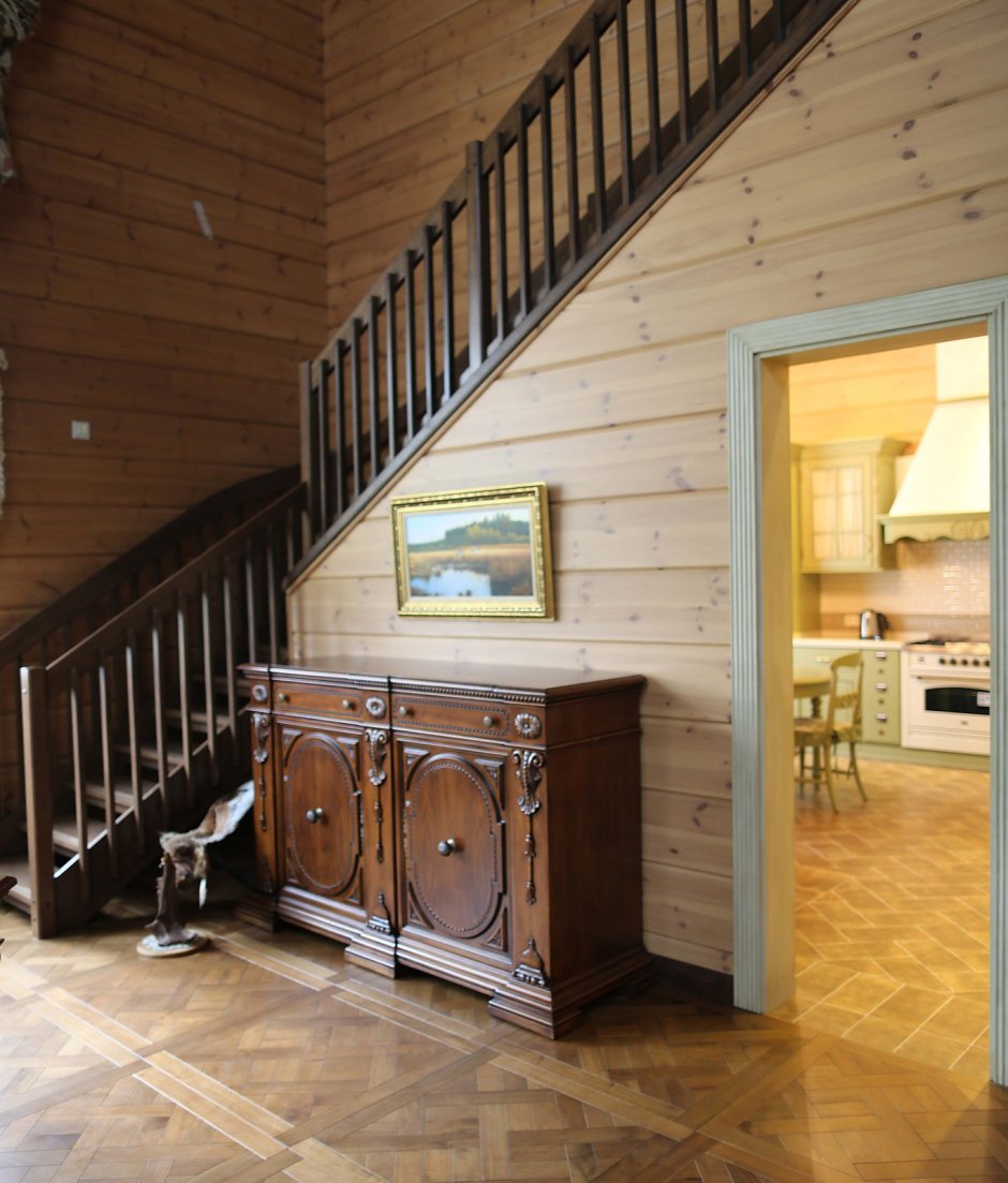 Прихожая под лестницей в доме из бруса