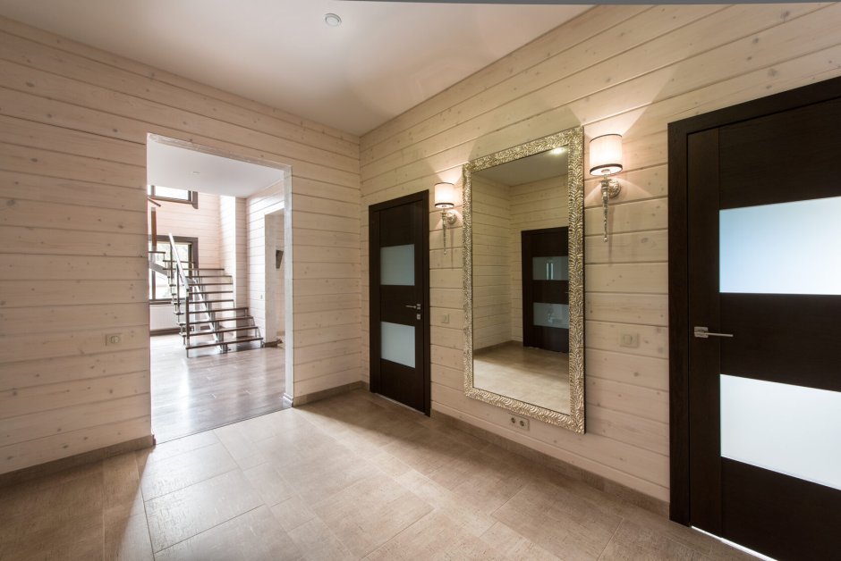 Двери в доме из бруса