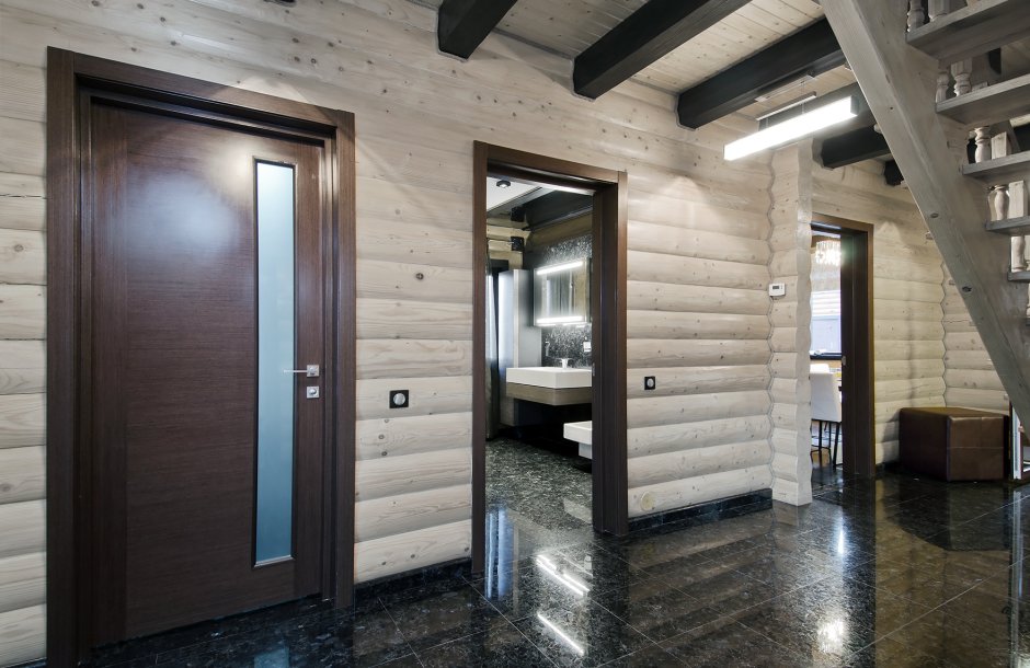 Двери в деревянном доме