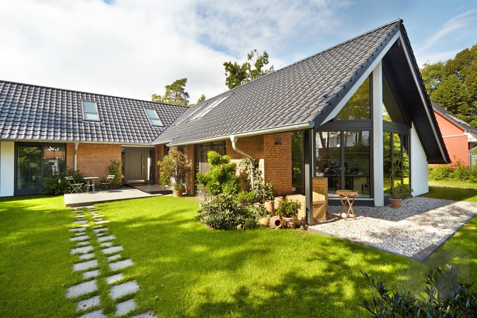 Г-образный дом с террасой