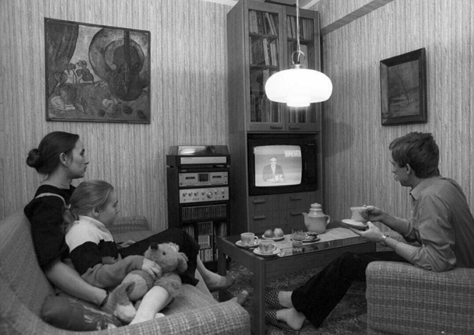 Советская семья у телевизора
