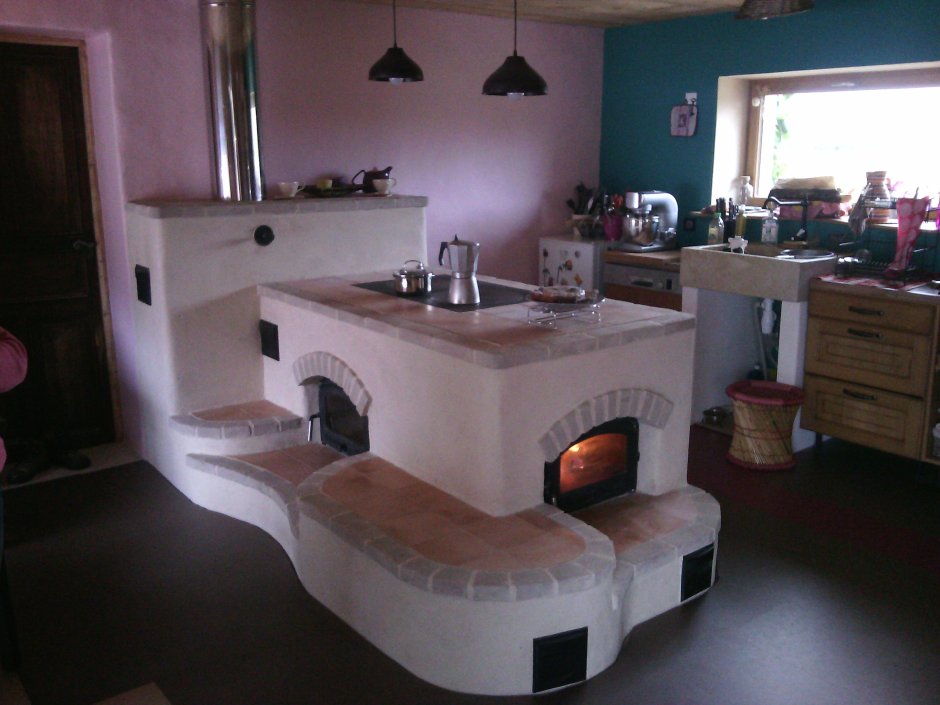 Современная печь с лежанкой