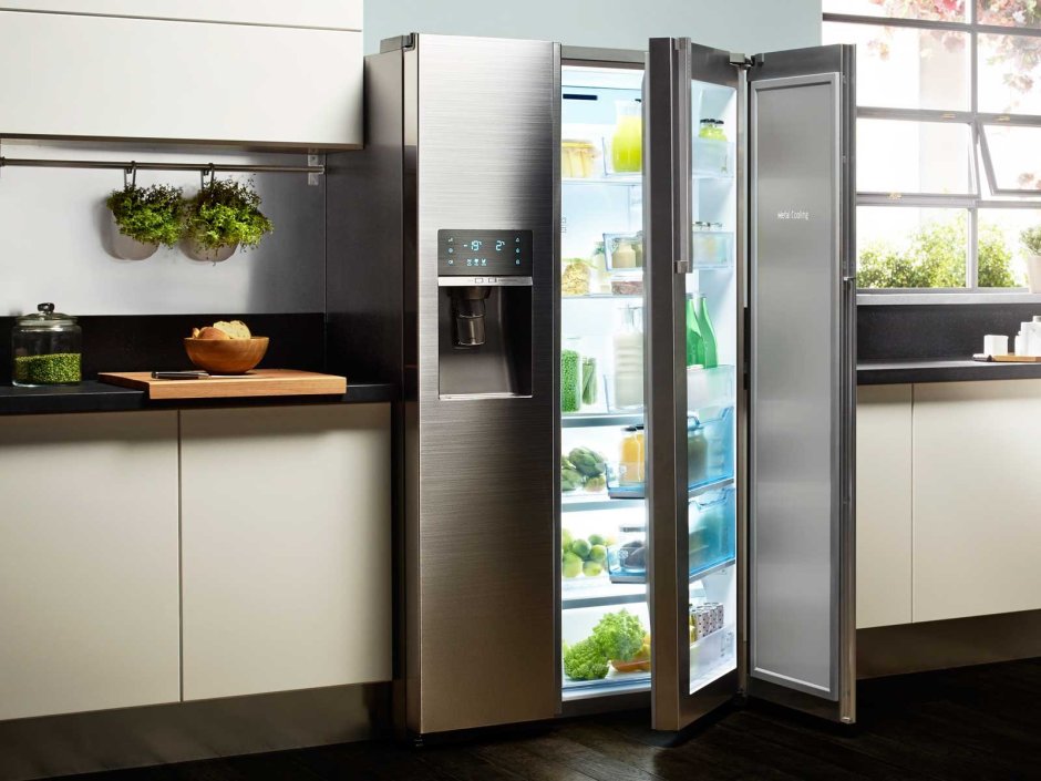 Холодильник отдельностоящий в интерьере кухни