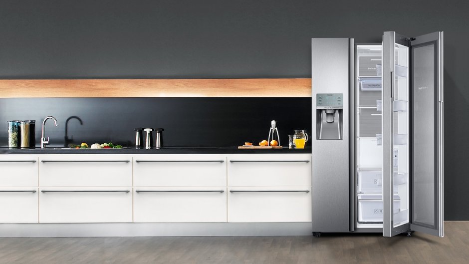 Кухня в современном стиле с большим холодильником