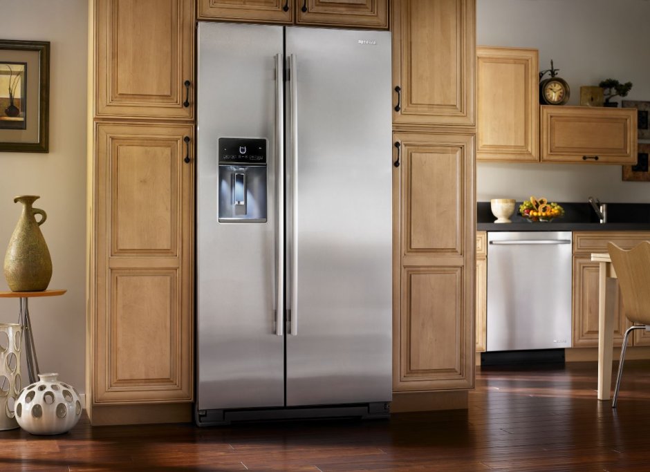 Отдельностоящий холодильник в интерьере