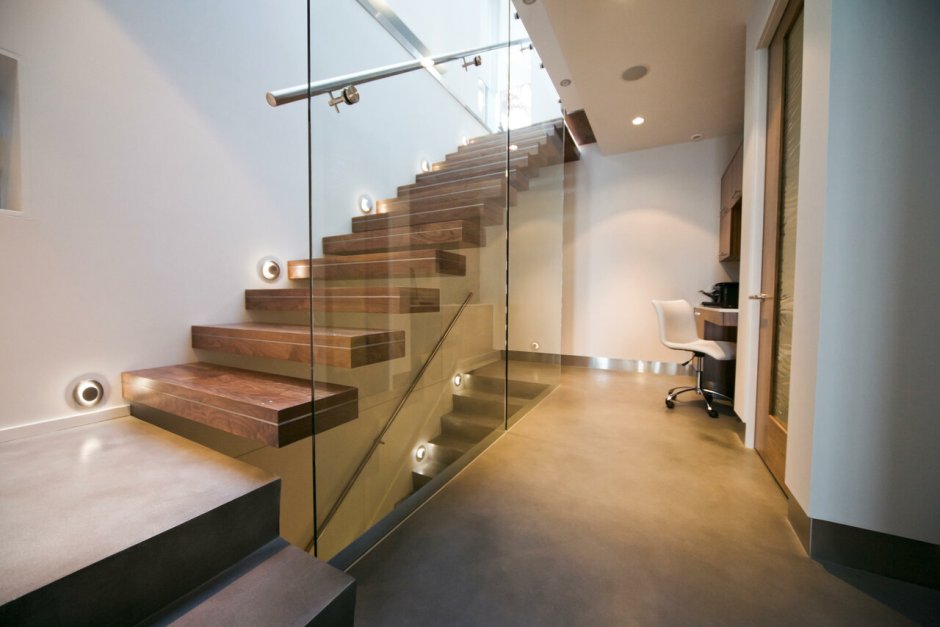Консольная лестница со стеклянными перилами