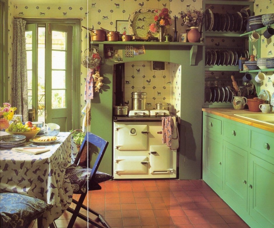 Уютная зелёная кухня в деревенском стиле