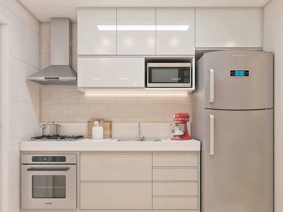 Белая кухня с бежевым холодильником