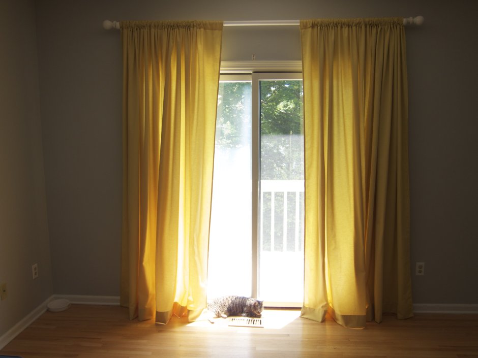 Окно с желтыми шторами