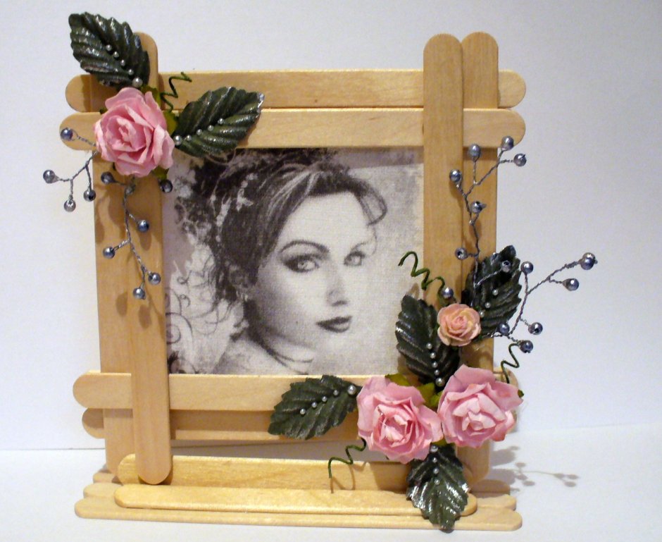 Фоторамка из деревянных палочек