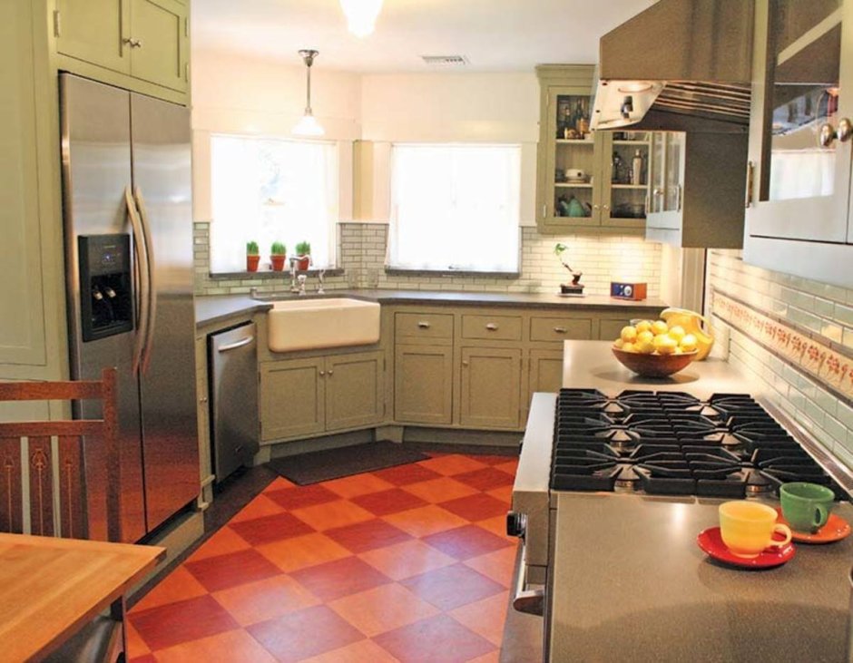 Оранжевая плитка на полу в кухне