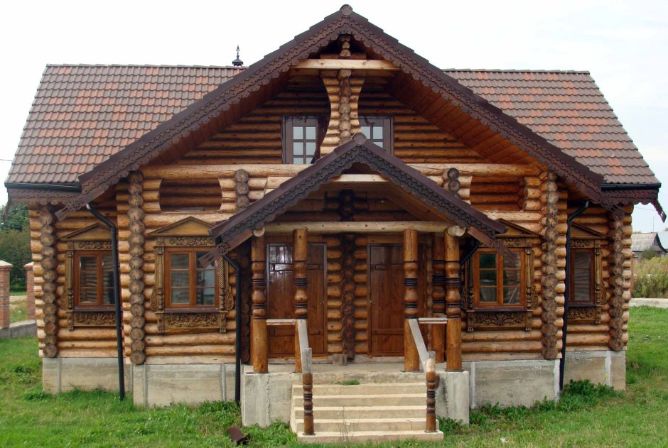 Русская изба из оцилиндрованного бревна