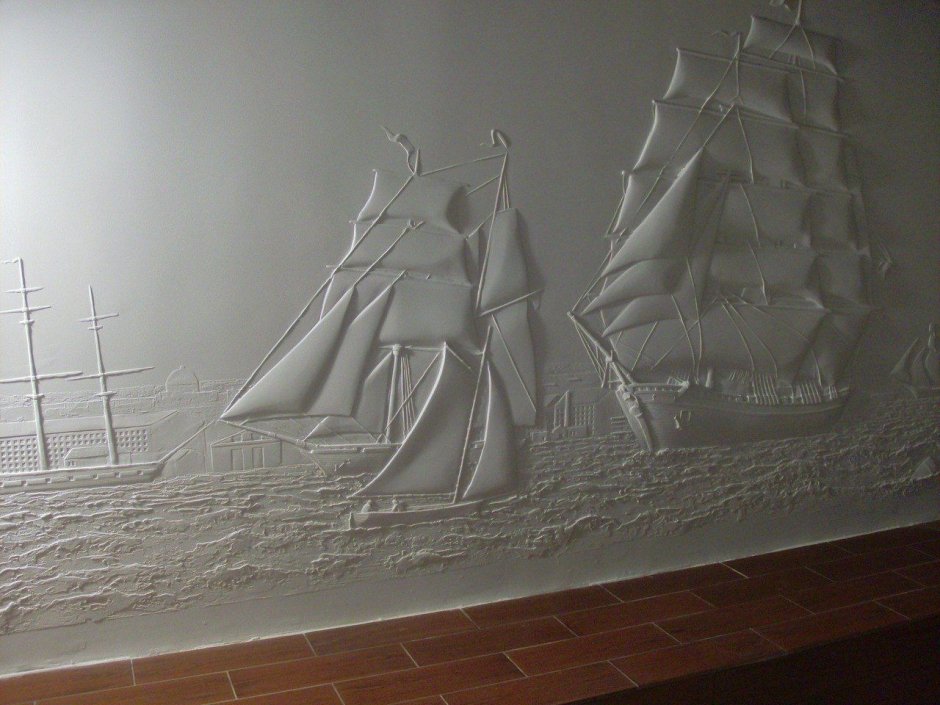 Барельеф на стене корабль