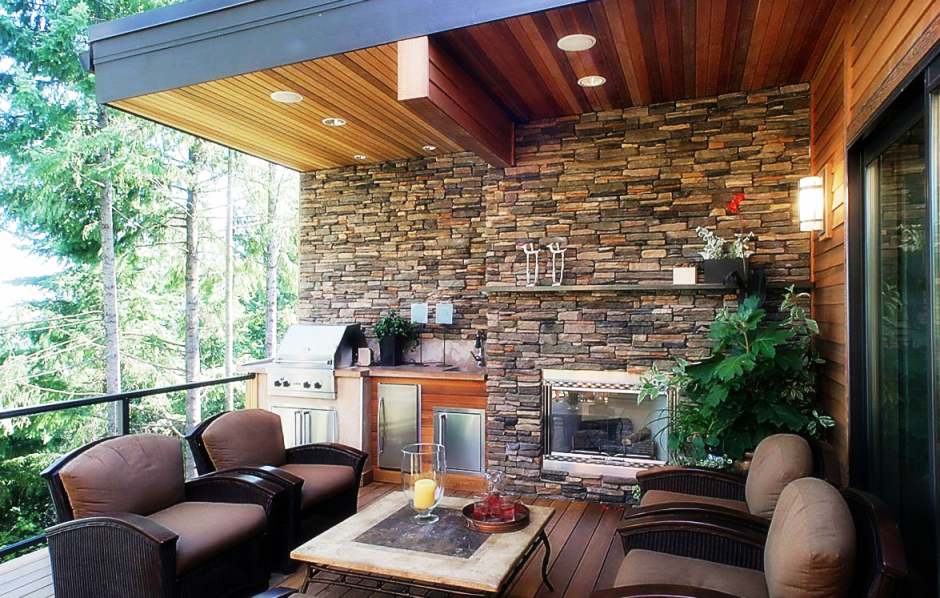 Веранда из камня и дерева