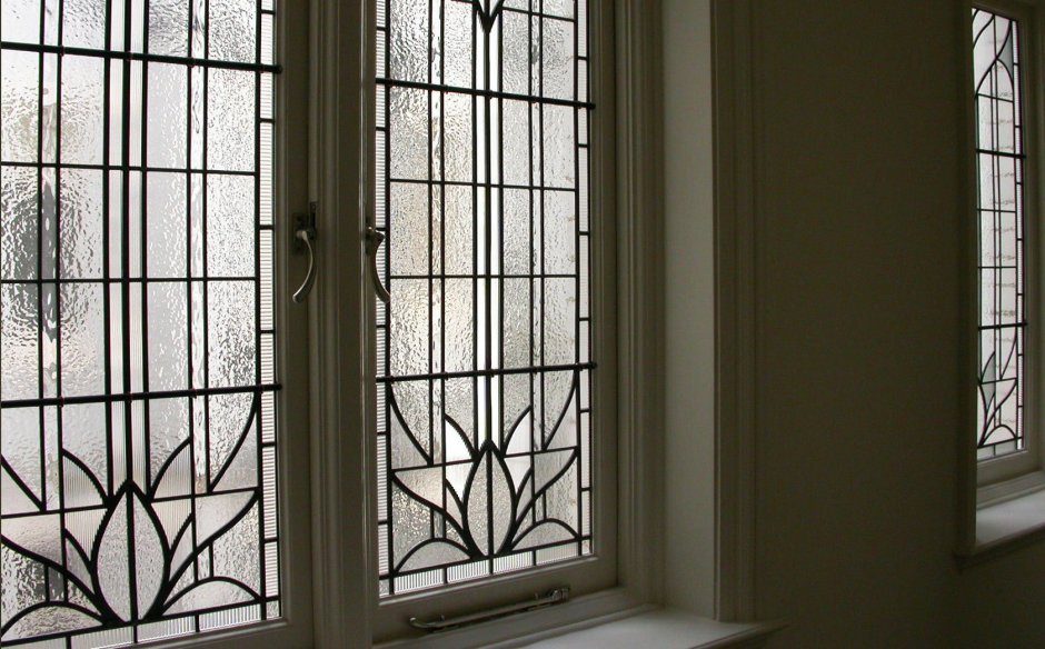 Окно с решеткой в стекле