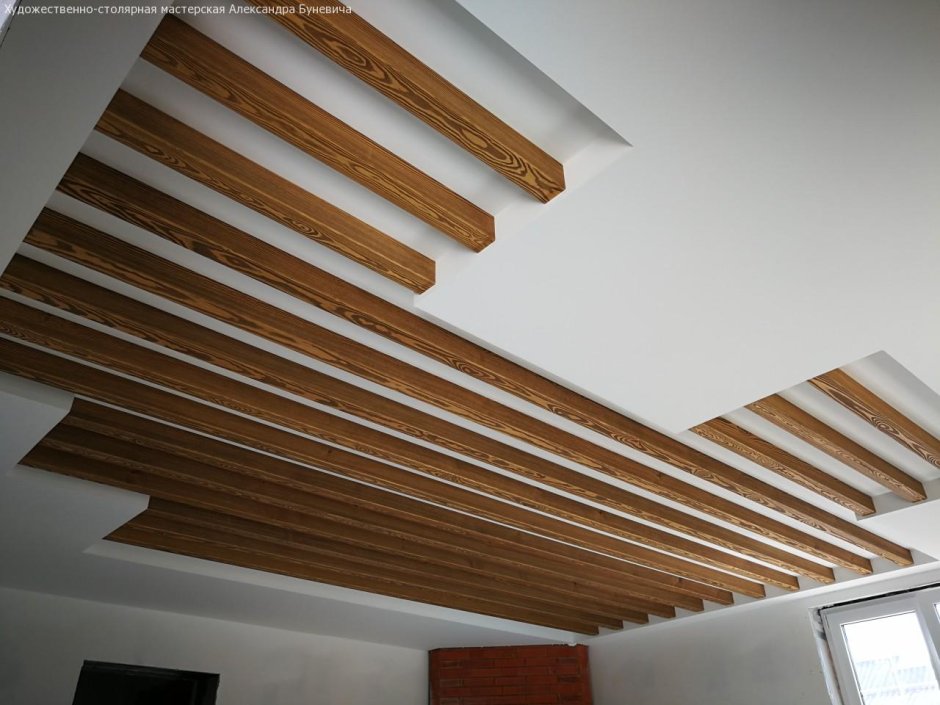 Деревянные рейки на потолке
