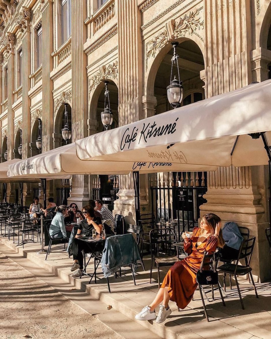 Девушка в парижском кафе