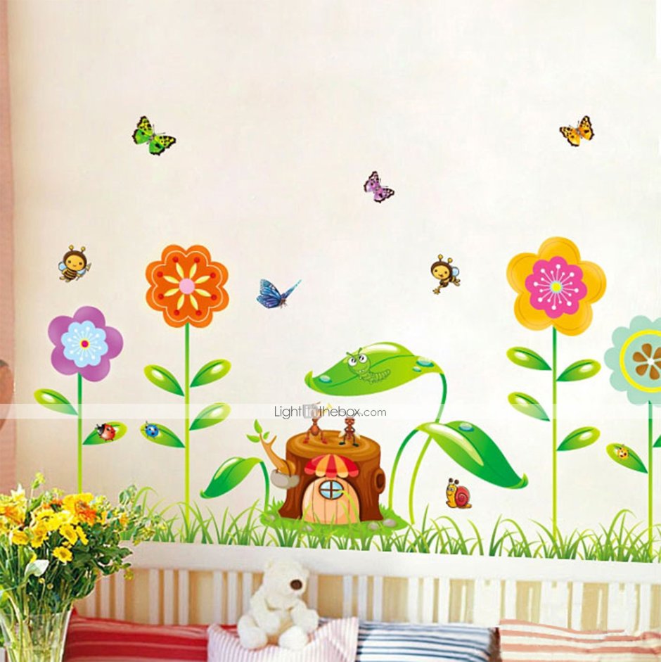 Цветы на стене в детском саду