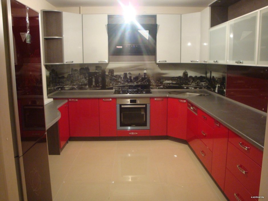 Красная кухня с серой столешницей