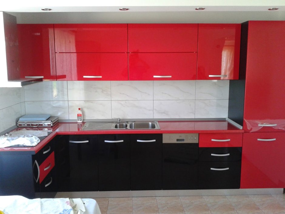 Кухонный гарнитур красный с черным