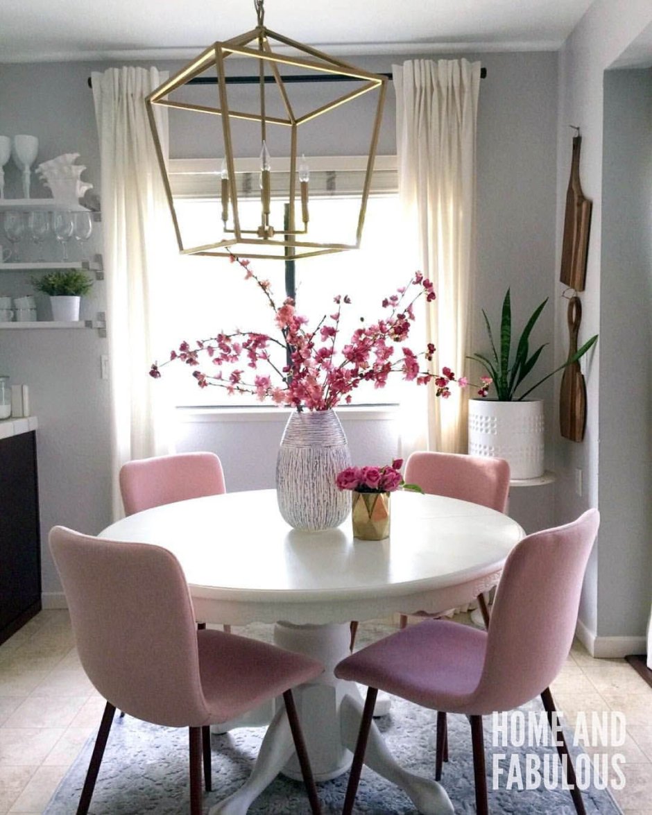 Розовые стулья в интерьере