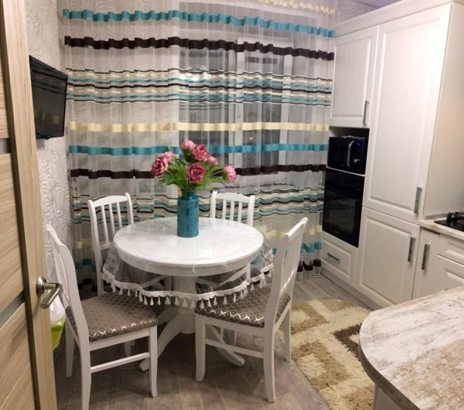 Круглый стол в интерьере кухни 10 кв