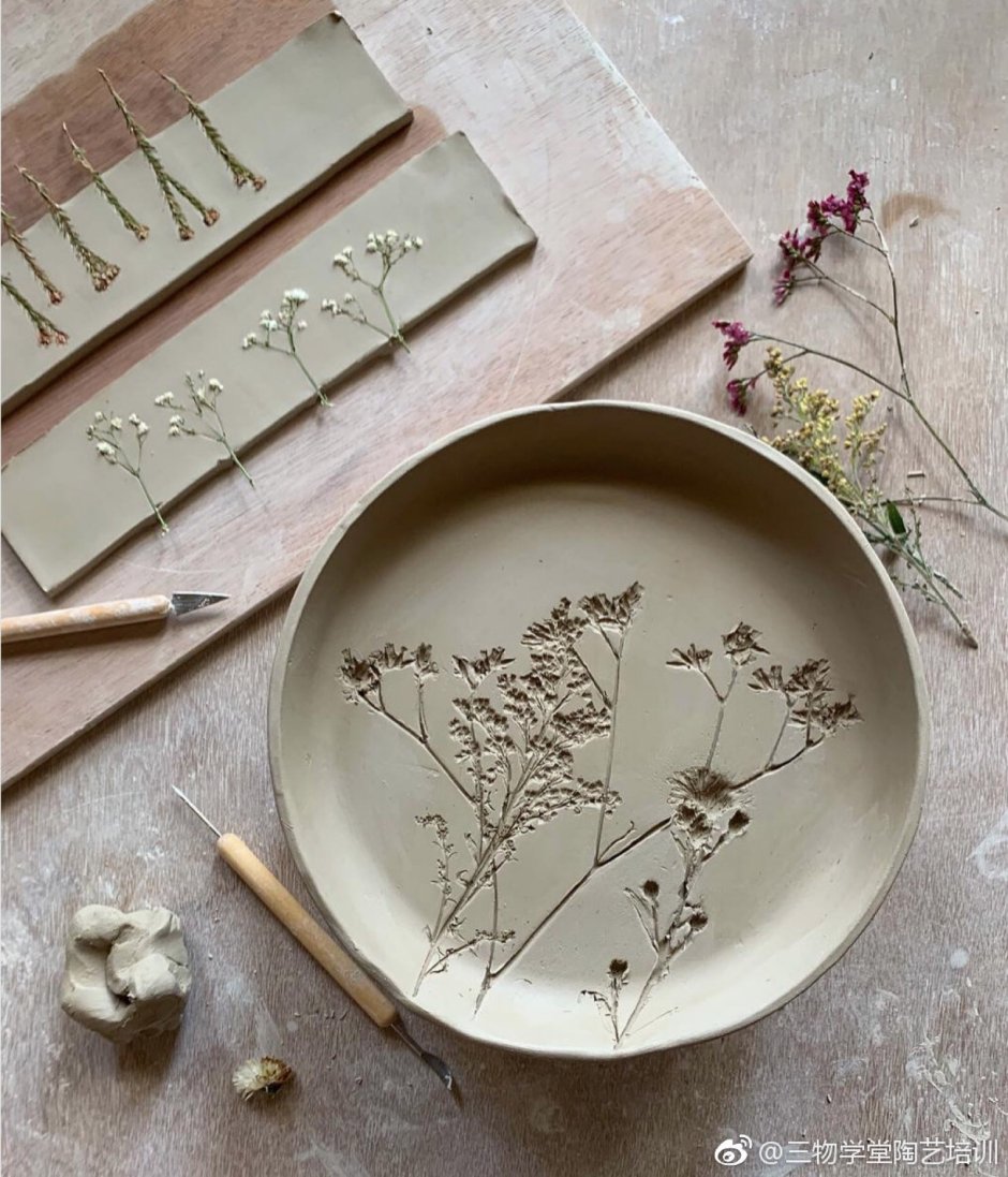 Керамические тарелки с отпечатками растений