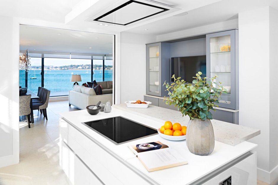 Кухня с панорамными окнами на море