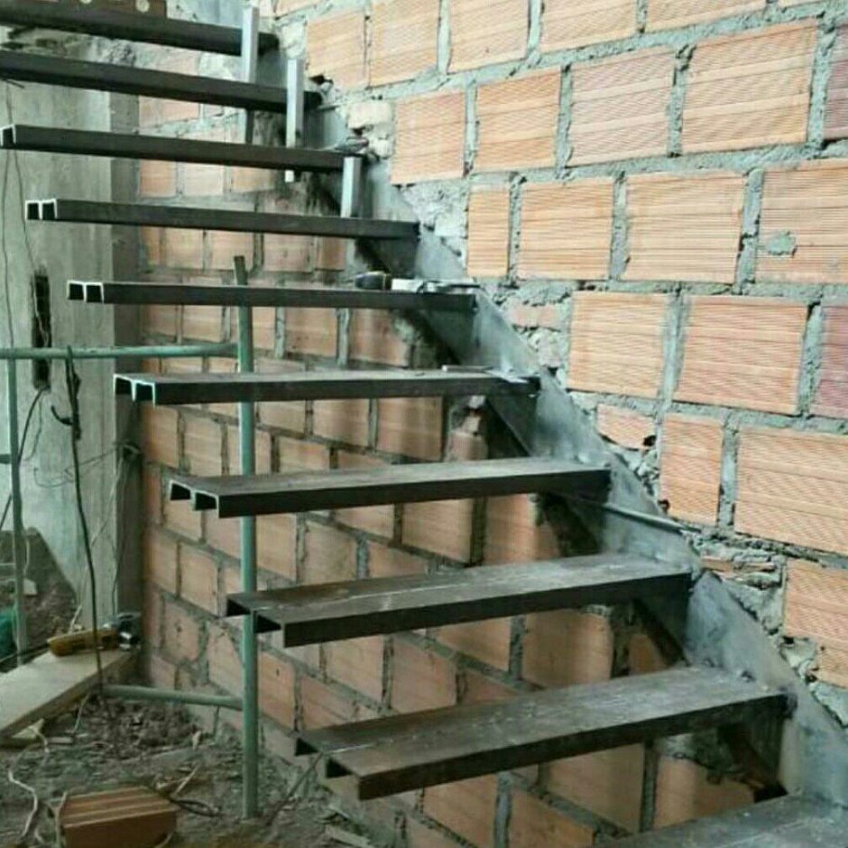 Консольная лестница из металла