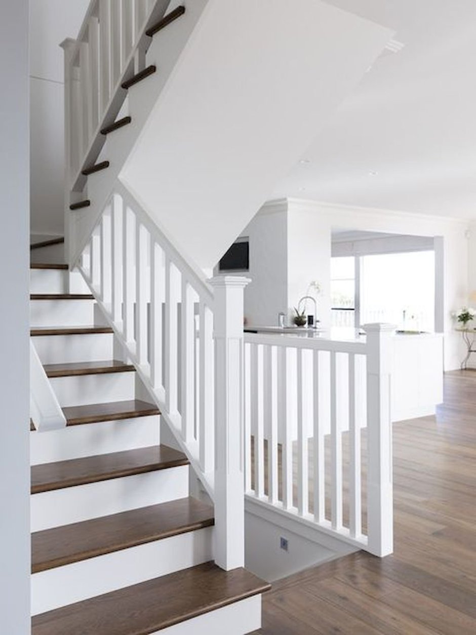 Лестница серая с белым деревянная
