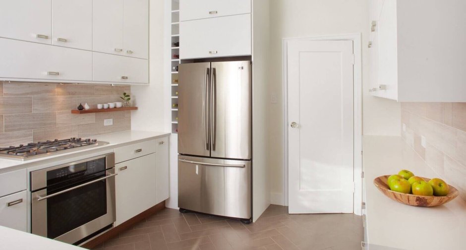 Холодильник на другой стене