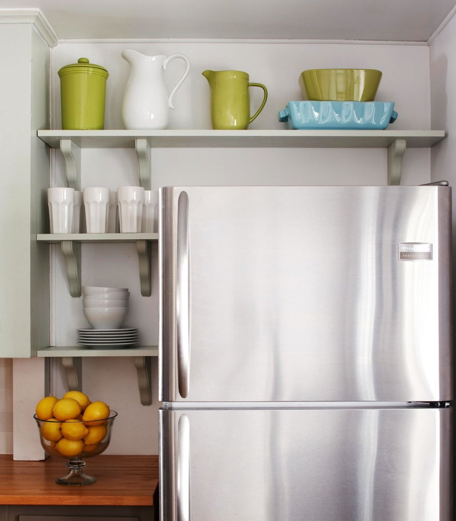 Кухня с полками над плитой