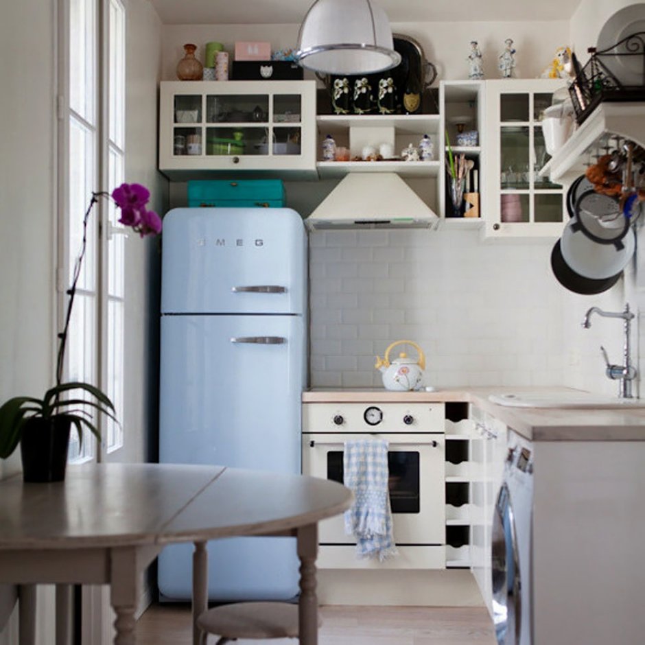 Два холодильника на кухне