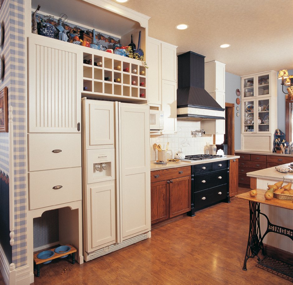 Встраиваемый холодильник в интерьере маленькой кухни