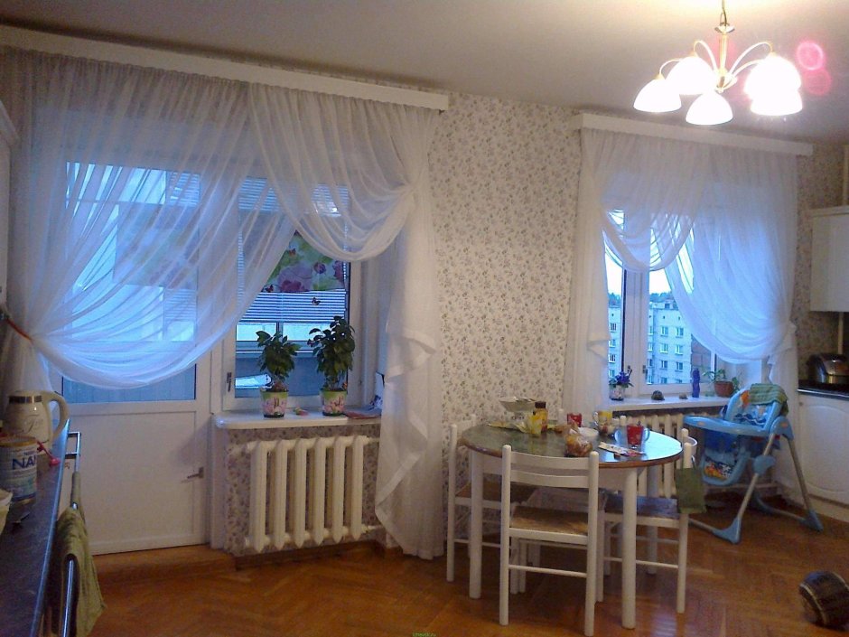 Шторы на окно с балконной дверью в гостиной